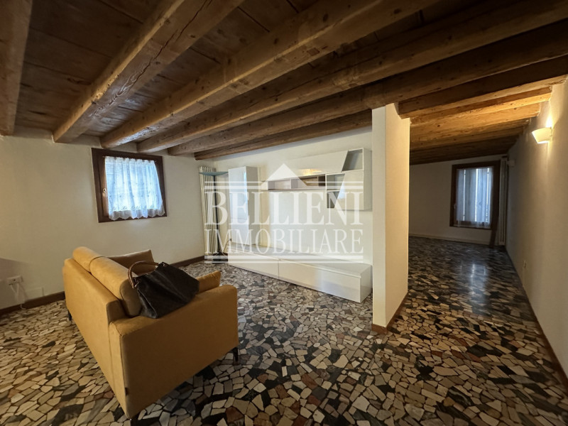 Corso Fogazzaro: Fuori dalla zona a traffico limitato e in posizione comoda a tutti i servizi e n...