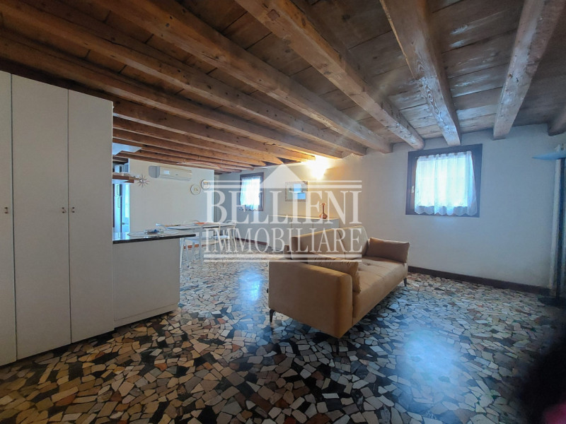 Corso Fogazzaro: Fuori dalla zona a traffico limitato e in posizione comoda a tutti i servizi e n...