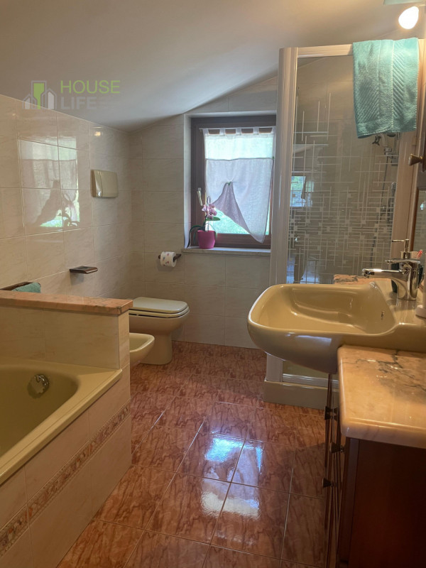 RECOARO TERME: APPARTAMENTO BICAMERE al terzo piano in contesto di sole tre unità, completo di ga...