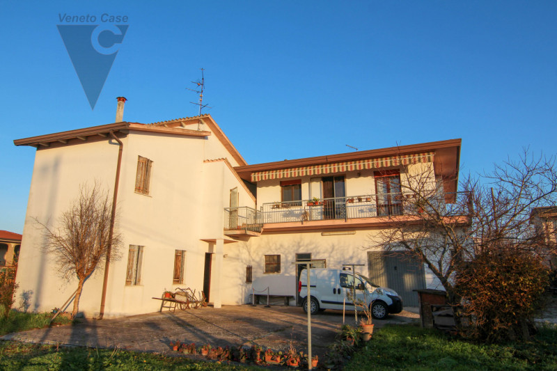 Proponiamo in vendita una casa singola dalle grandi potenzialità, ideale per chi sa guardare oltr...