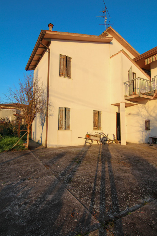 Proponiamo in vendita una casa singola dalle grandi potenzialità, ideale per chi sa guardare oltr...