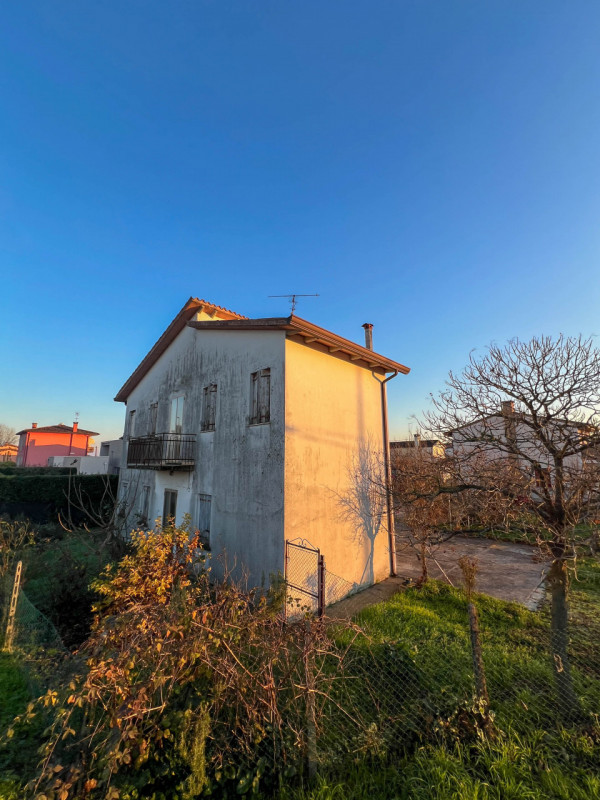 Proponiamo in vendita una casa singola dalle grandi potenzialità, ideale per chi sa guardare oltr...