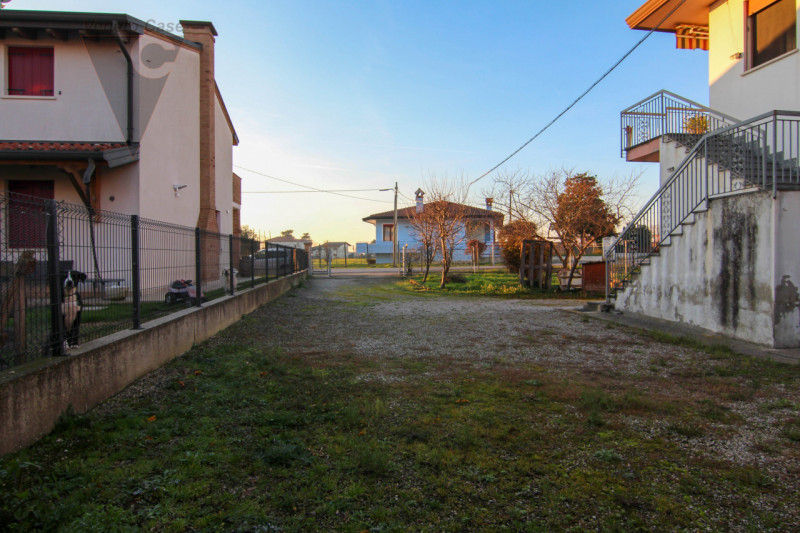 Proponiamo in vendita una casa singola dalle grandi potenzialità, ideale per chi sa guardare oltr...