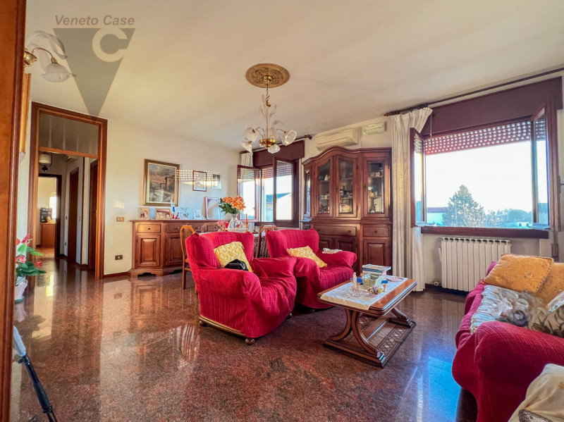 Proponiamo in vendita una casa singola dalle grandi potenzialità, ideale per chi sa guardare oltr...