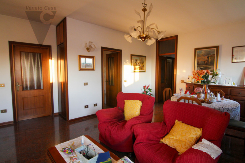 Proponiamo in vendita una casa singola dalle grandi potenzialità, ideale per chi sa guardare oltr...