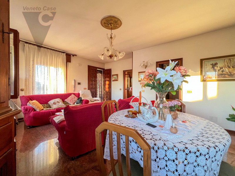 Proponiamo in vendita una casa singola dalle grandi potenzialità, ideale per chi sa guardare oltr...