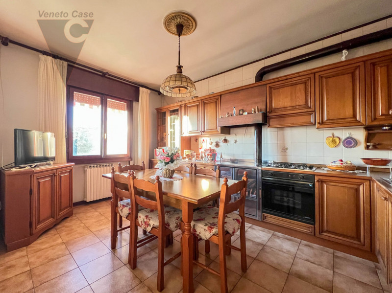 Proponiamo in vendita una casa singola dalle grandi potenzialità, ideale per chi sa guardare oltr...