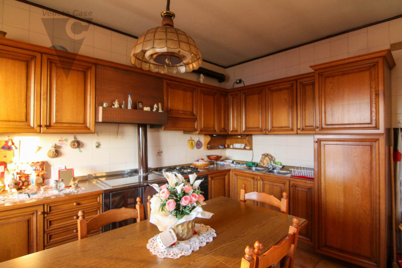 Proponiamo in vendita una casa singola dalle grandi potenzialità, ideale per chi sa guardare oltr...