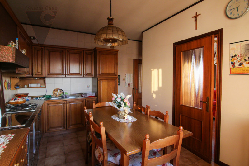 Proponiamo in vendita una casa singola dalle grandi potenzialità, ideale per chi sa guardare oltr...