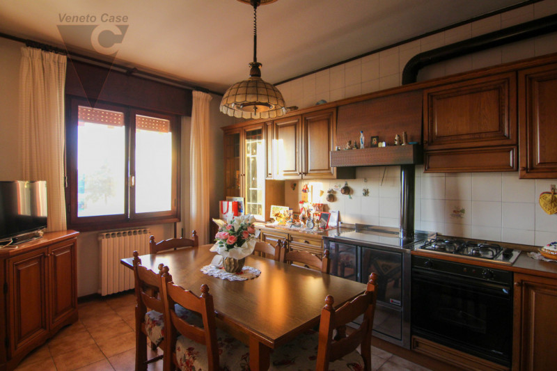 Proponiamo in vendita una casa singola dalle grandi potenzialità, ideale per chi sa guardare oltr...