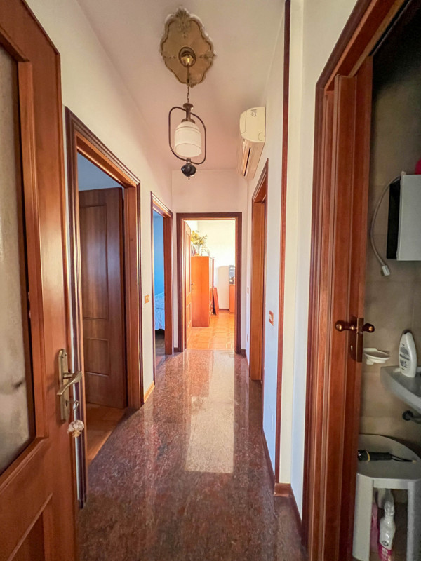 Proponiamo in vendita una casa singola dalle grandi potenzialità, ideale per chi sa guardare oltr...