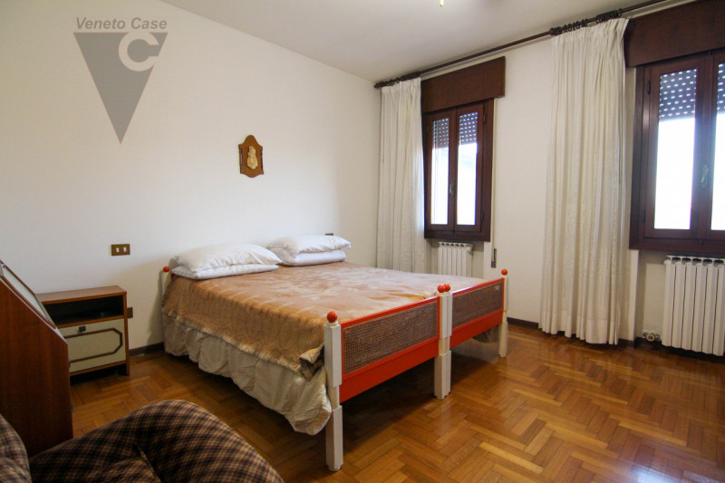 Proponiamo in vendita una casa singola dalle grandi potenzialità, ideale per chi sa guardare oltr...