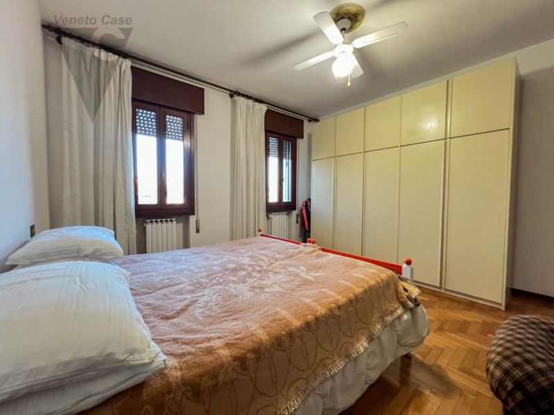 Proponiamo in vendita una casa singola dalle grandi potenzialità, ideale per chi sa guardare oltr...