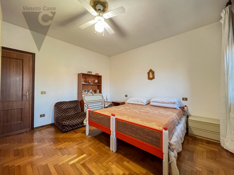 Proponiamo in vendita una casa singola dalle grandi potenzialità, ideale per chi sa guardare oltr...