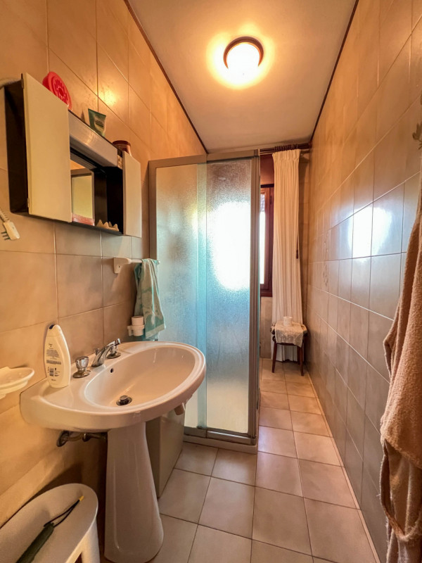 Proponiamo in vendita una casa singola dalle grandi potenzialità, ideale per chi sa guardare oltr...