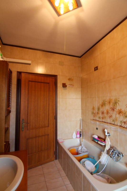 Proponiamo in vendita una casa singola dalle grandi potenzialità, ideale per chi sa guardare oltr...