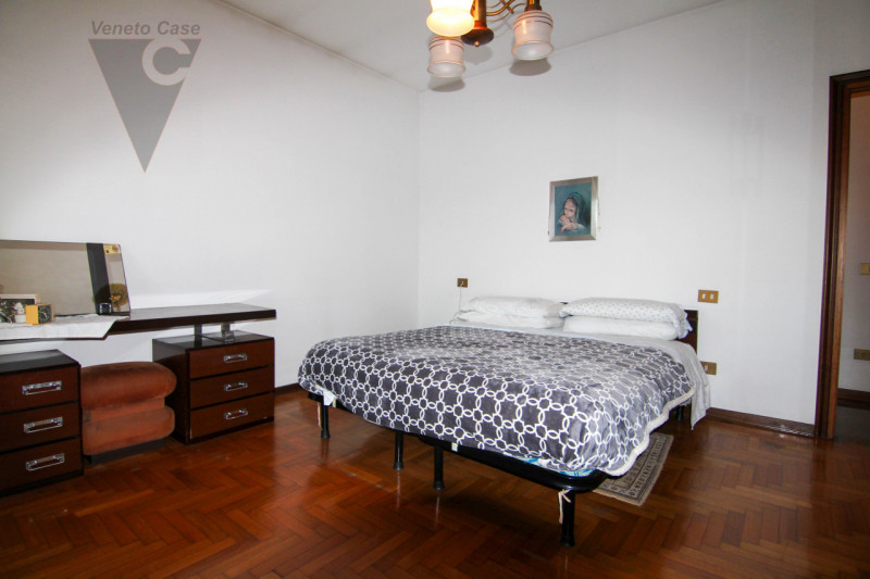 Proponiamo in vendita una casa singola dalle grandi potenzialità, ideale per chi sa guardare oltr...