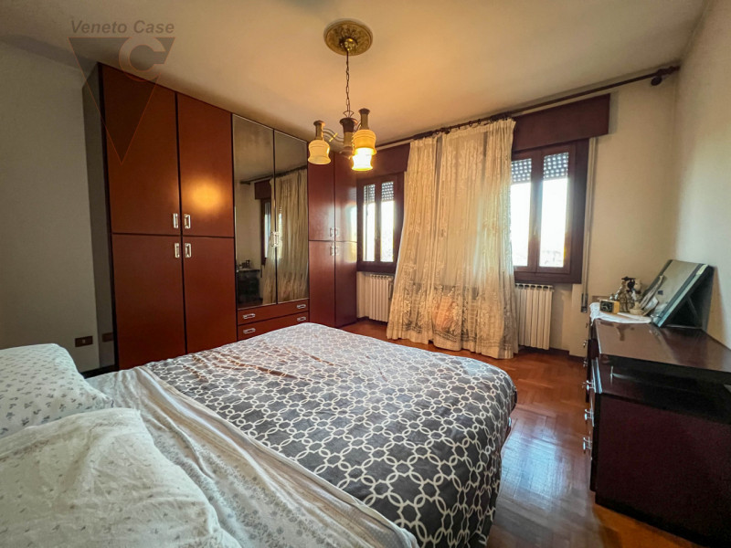 Proponiamo in vendita una casa singola dalle grandi potenzialità, ideale per chi sa guardare oltr...