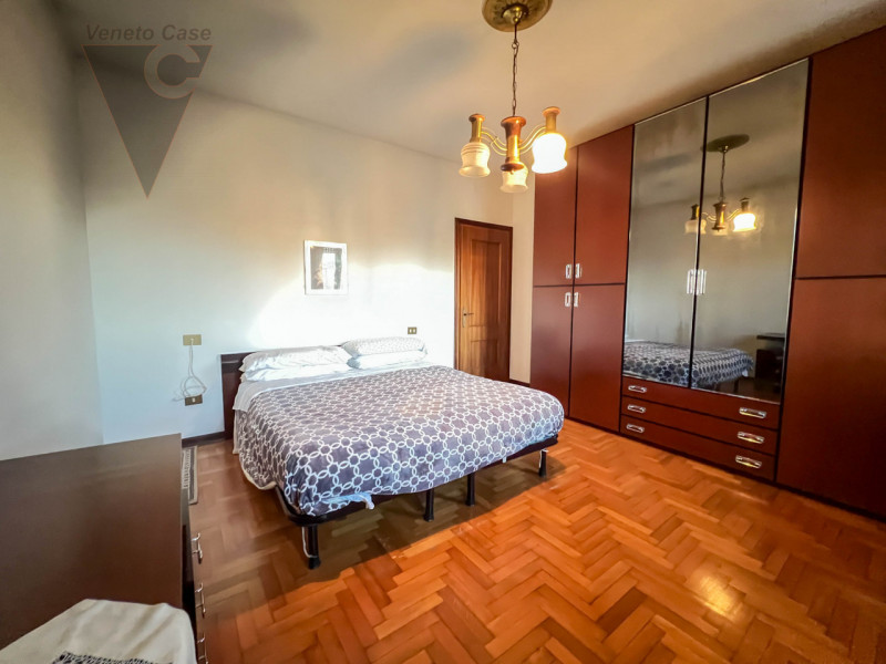 Proponiamo in vendita una casa singola dalle grandi potenzialità, ideale per chi sa guardare oltr...