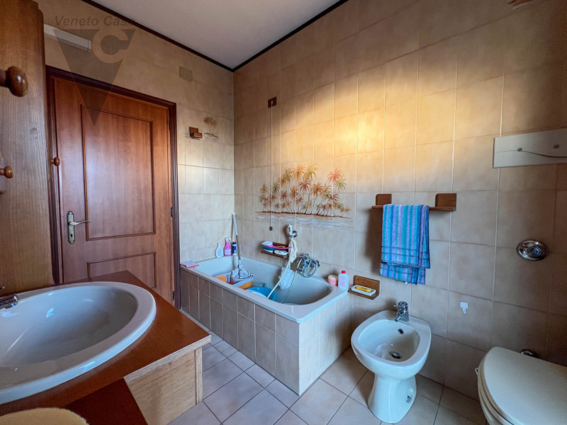 Proponiamo in vendita una casa singola dalle grandi potenzialità, ideale per chi sa guardare oltr...