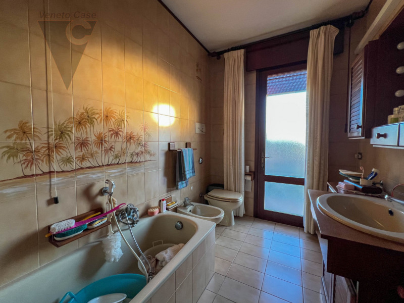 Proponiamo in vendita una casa singola dalle grandi potenzialità, ideale per chi sa guardare oltr...