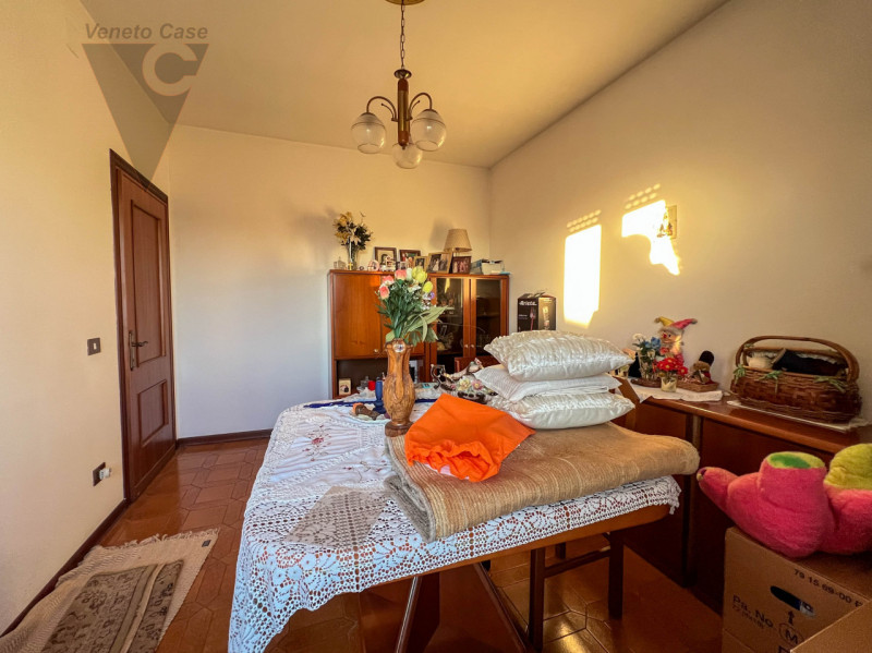 Proponiamo in vendita una casa singola dalle grandi potenzialità, ideale per chi sa guardare oltr...