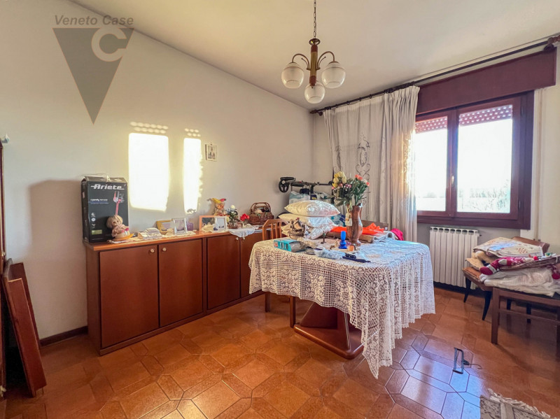 Proponiamo in vendita una casa singola dalle grandi potenzialità, ideale per chi sa guardare oltr...