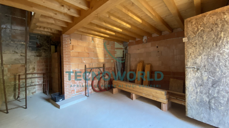 MEDA. Abitazione indipendente ristrutturata e venduta al grezzo come da foto. Ingresso con cucina...