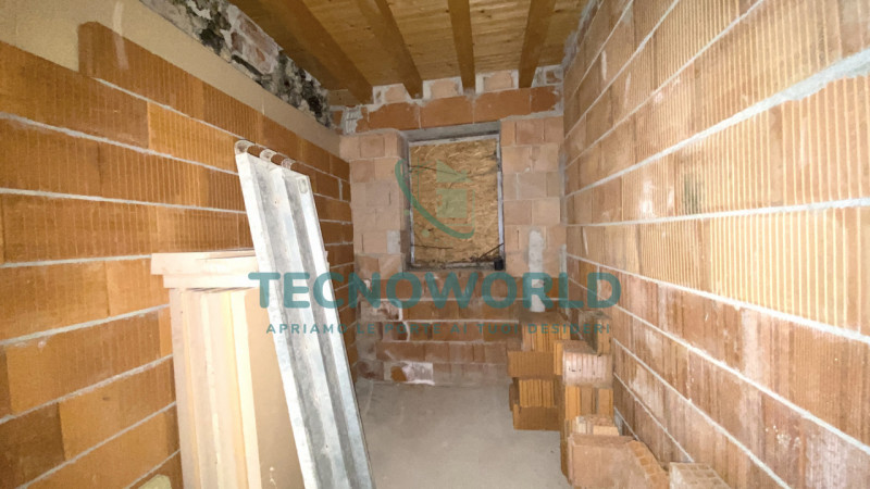 MEDA. Abitazione indipendente ristrutturata e venduta al grezzo come da foto. Ingresso con cucina...