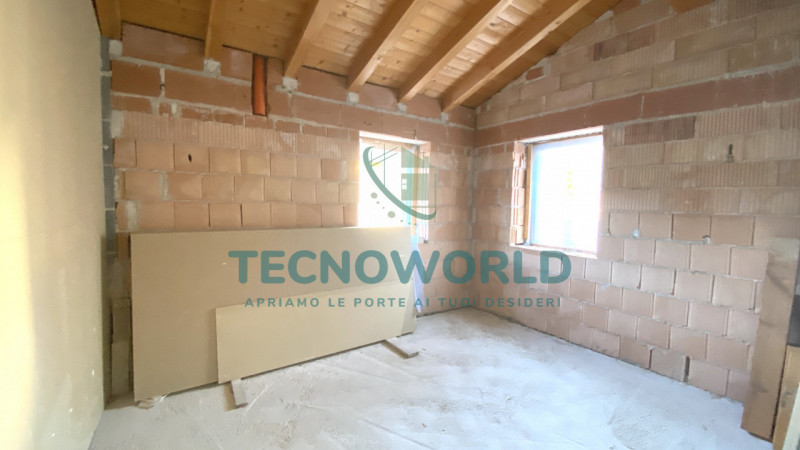 MEDA. Abitazione indipendente ristrutturata e venduta al grezzo come da foto. Ingresso con cucina...