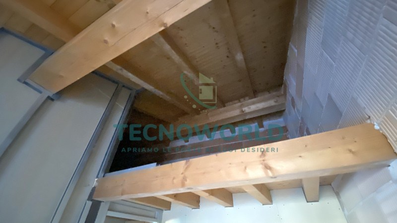 MEDA. Abitazione indipendente ristrutturata e venduta al grezzo come da foto. Ingresso con cucina...