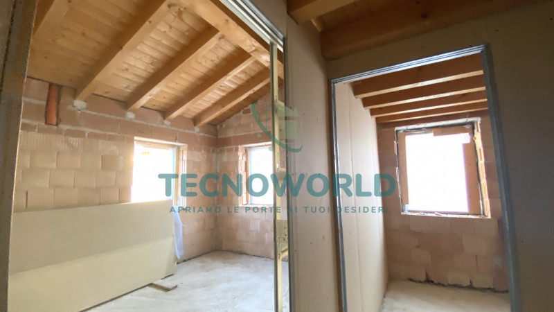 MEDA. Abitazione indipendente ristrutturata e venduta al grezzo come da foto. Ingresso con cucina...