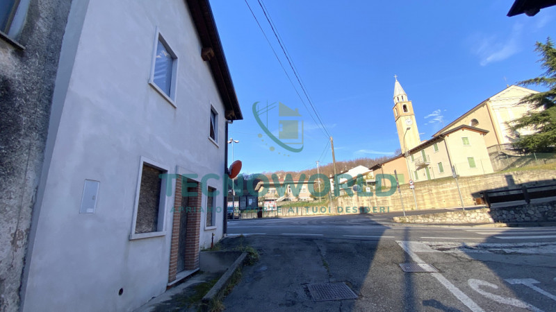 MEDA. Abitazione indipendente ristrutturata e venduta al grezzo come da foto. Ingresso con cucina...