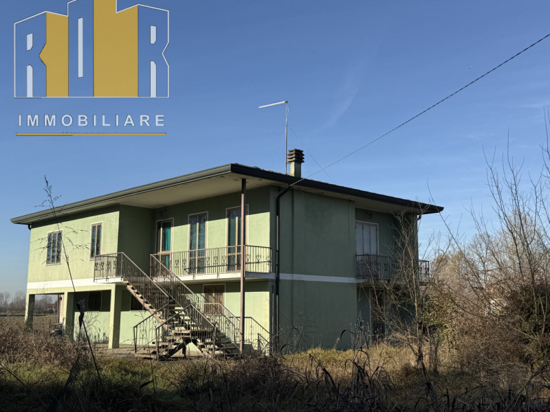 Proponiamo importante casa singola in posizione strategica con scoperto privato e annesso. La cas...