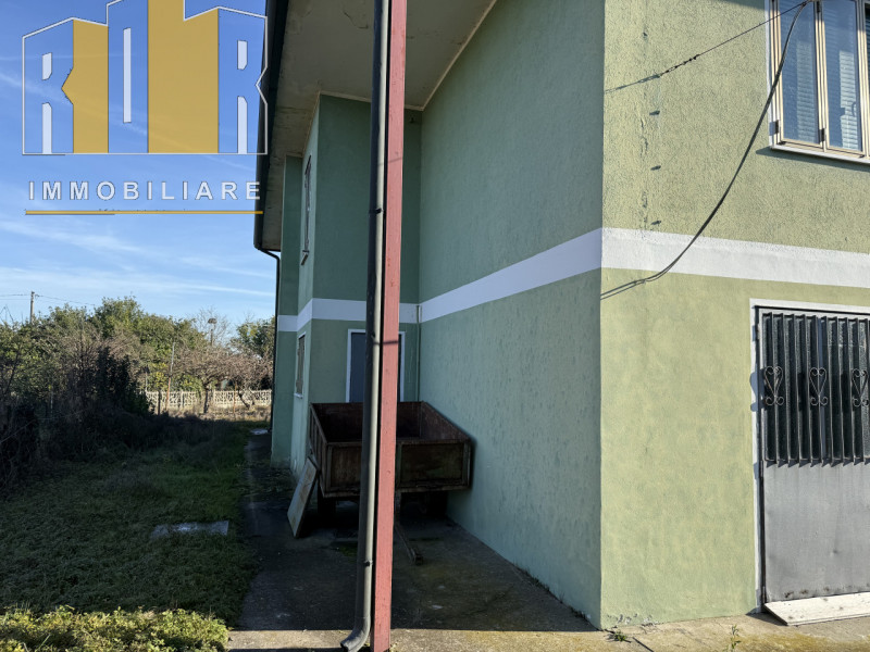 Proponiamo importante casa singola in posizione strategica con scoperto privato e annesso. La cas...