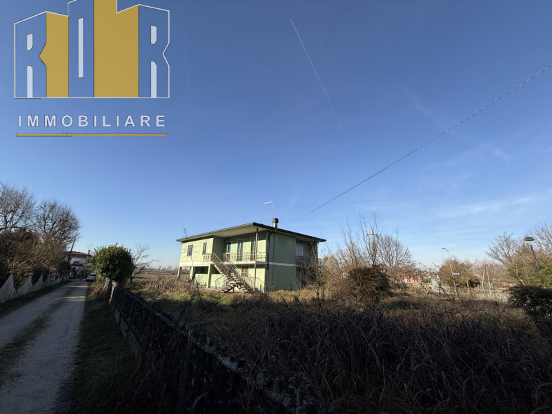 Proponiamo importante casa singola in posizione strategica con scoperto privato e annesso. La cas...