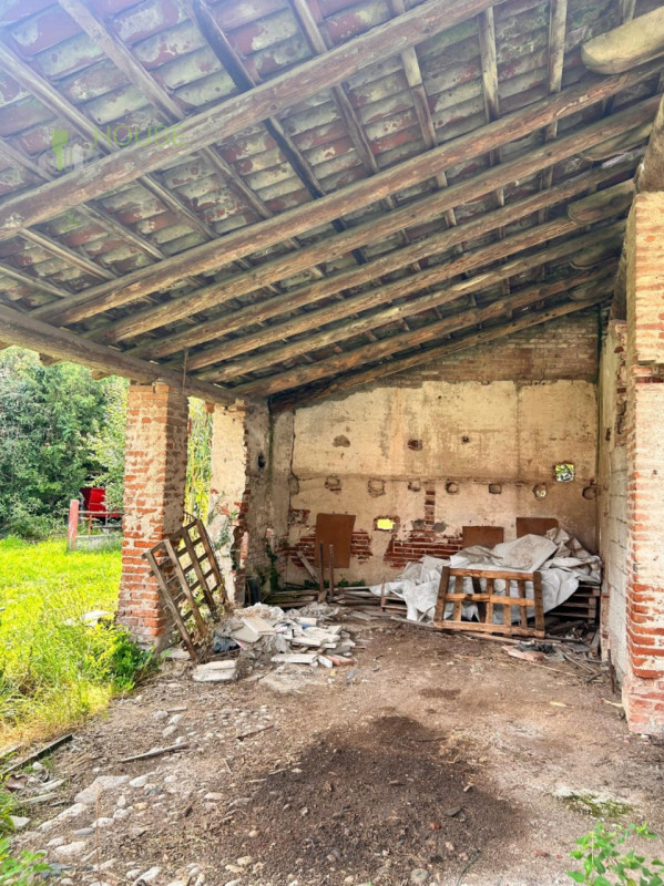 BREGANZE: in zona di campagna circondata da vigneti, casale affiancato da ristrutturare di c.a. 3...