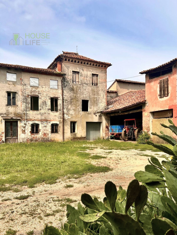 BREGANZE: in zona di campagna circondata da vigneti, casale affiancato da ristrutturare di c.a. 3...