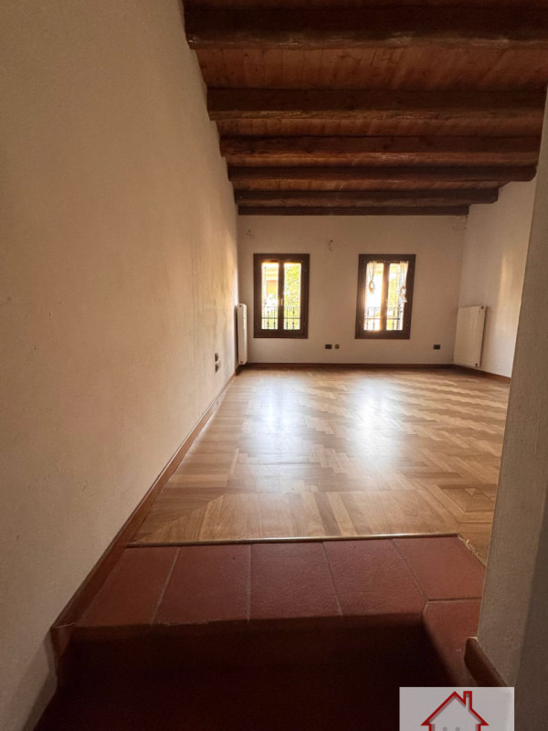 Rif: DB363
X INFO - Denis: 340. 254. 0785 
Proponiamo in vendita una splendida casa a schiera cen...
