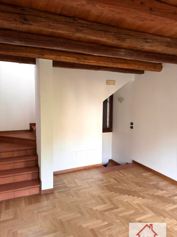 Rif: DB363
X INFO - Denis: 340. 254. 0785 
Proponiamo in vendita una splendida casa a schiera cen...