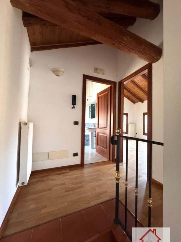 Rif: DB363
X INFO - Denis: 340. 254. 0785 
Proponiamo in vendita una splendida casa a schiera cen...