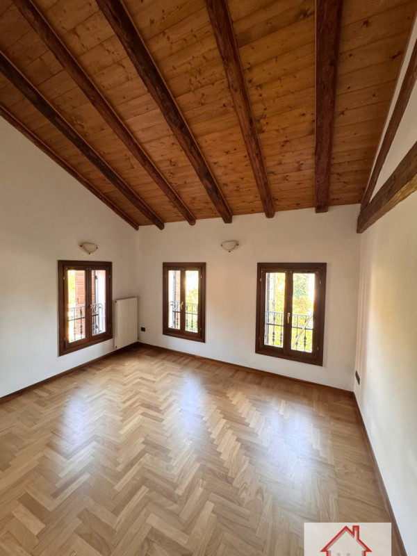 Rif: DB363
X INFO - Denis: 340. 254. 0785 
Proponiamo in vendita una splendida casa a schiera cen...