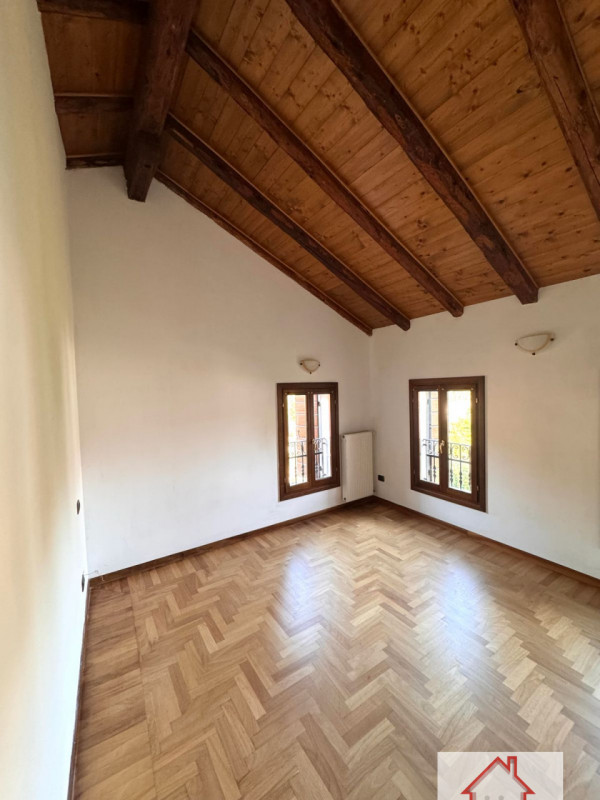 Rif: DB363
X INFO - Denis: 340. 254. 0785 
Proponiamo in vendita una splendida casa a schiera cen...
