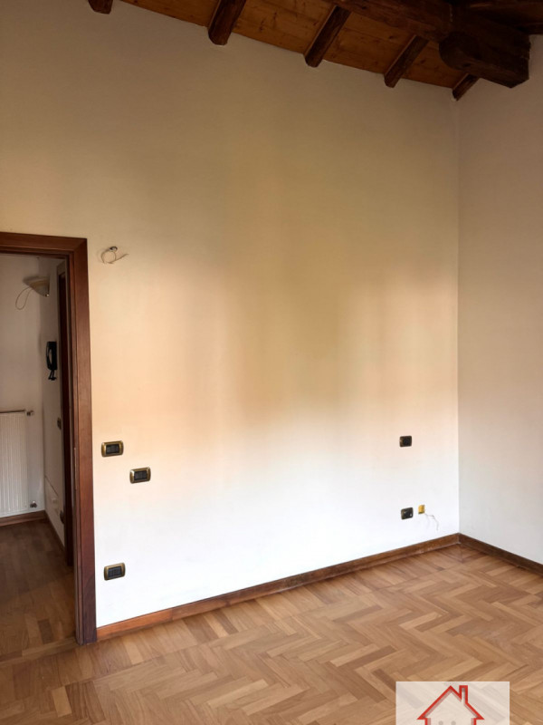 Rif: DB363
X INFO - Denis: 340. 254. 0785 
Proponiamo in vendita una splendida casa a schiera cen...