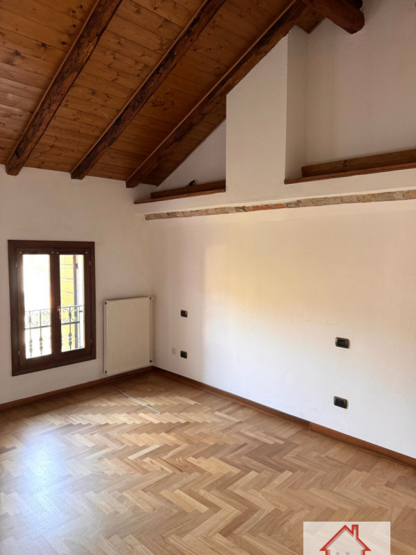 Rif: DB363
X INFO - Denis: 340. 254. 0785 
Proponiamo in vendita una splendida casa a schiera cen...