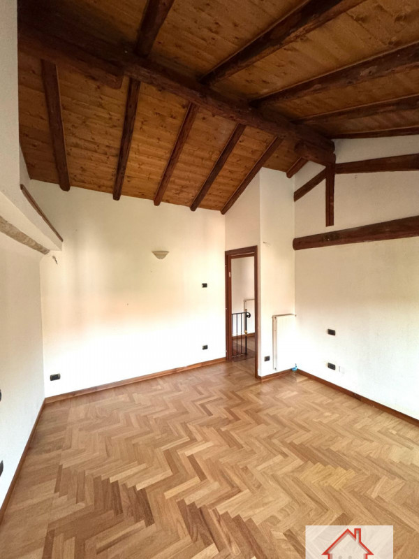 Rif: DB363
X INFO - Denis: 340. 254. 0785 
Proponiamo in vendita una splendida casa a schiera cen...