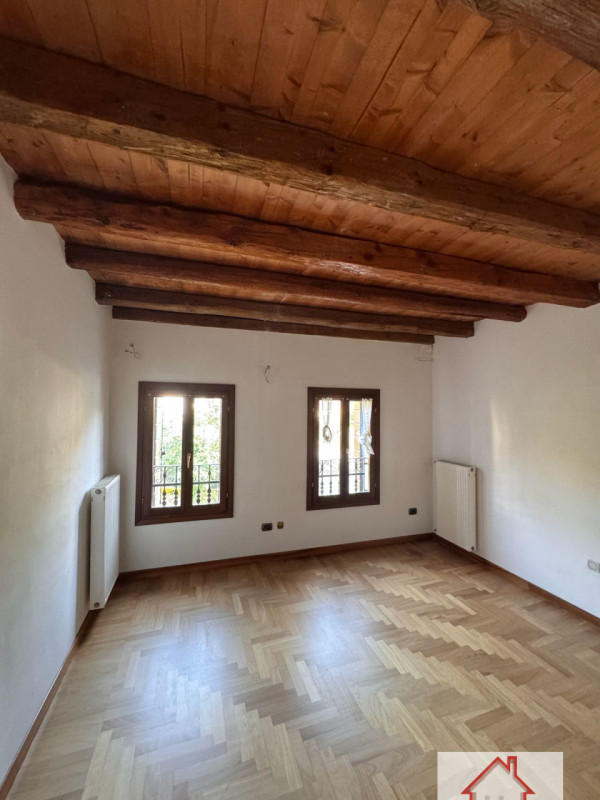 Rif: DB363
X INFO - Denis: 340. 254. 0785 
Proponiamo in vendita una splendida casa a schiera cen...