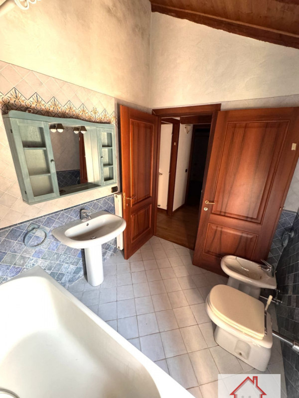 Rif: DB363
X INFO - Denis: 340. 254. 0785 
Proponiamo in vendita una splendida casa a schiera cen...