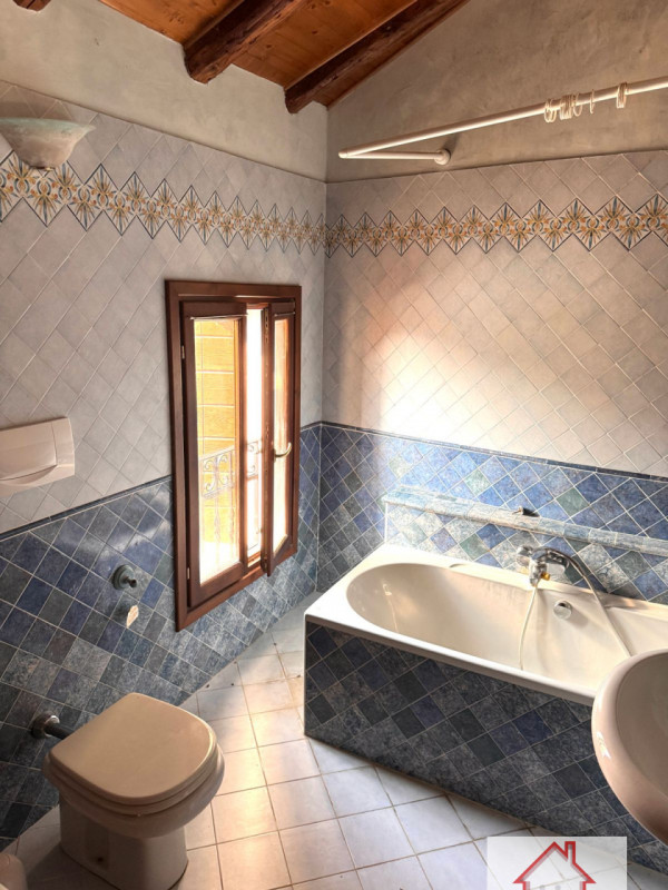 Rif: DB363
X INFO - Denis: 340. 254. 0785 
Proponiamo in vendita una splendida casa a schiera cen...