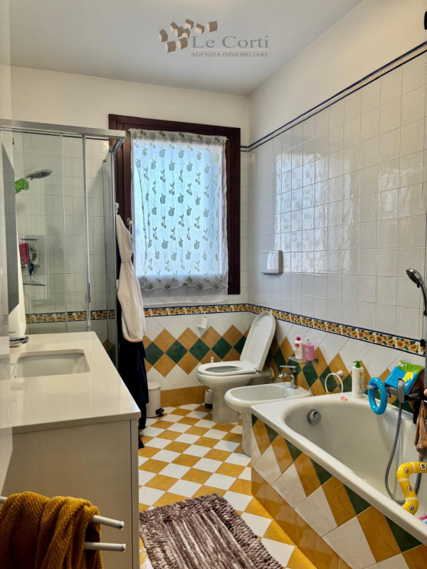 Situata a Madonna di Lonigo, comoda ai servizi, proponiamo un'abitazione a schiera con entrata in...